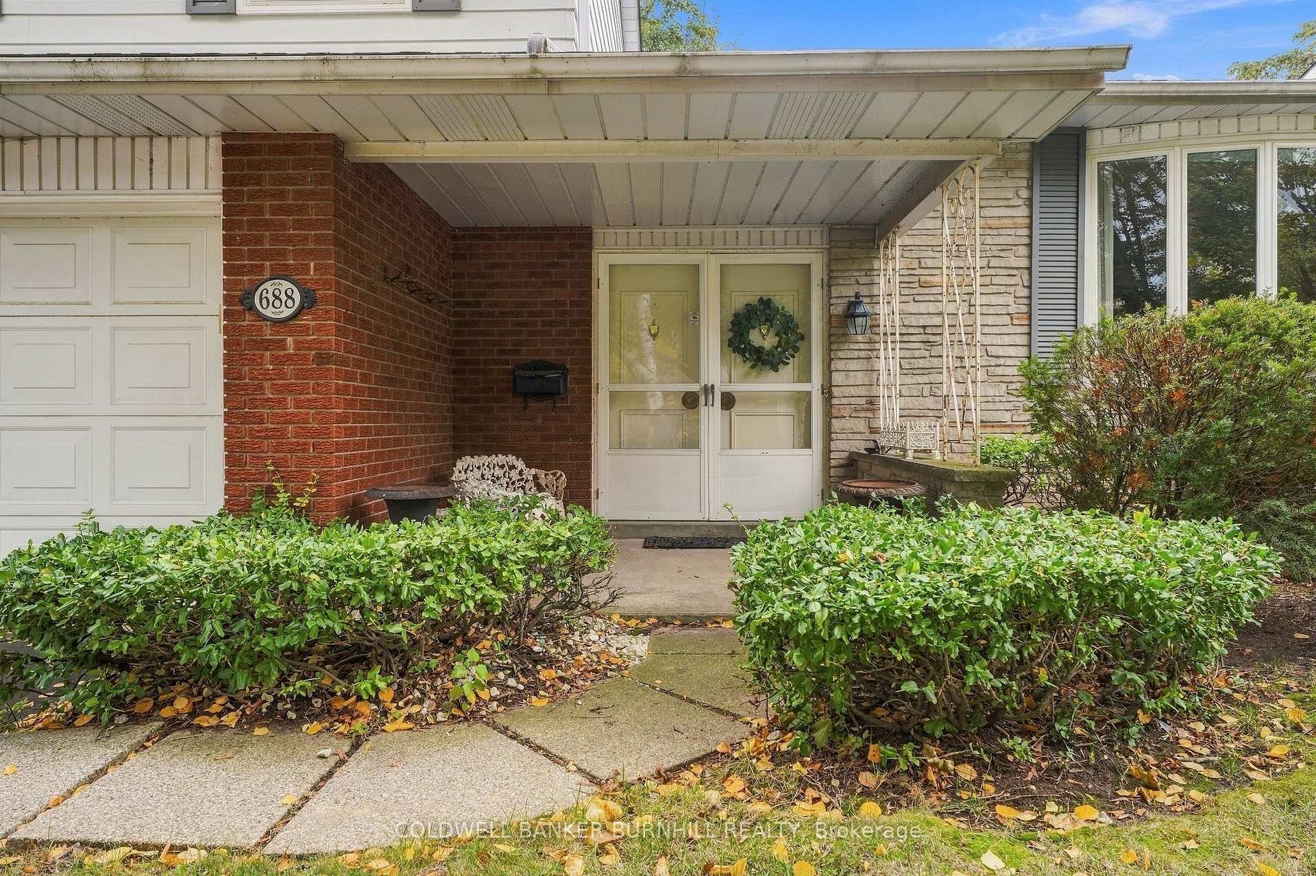 Photo 5 of 688 Cherrywood Drive, Burlington, LaSalle — HOMEH
