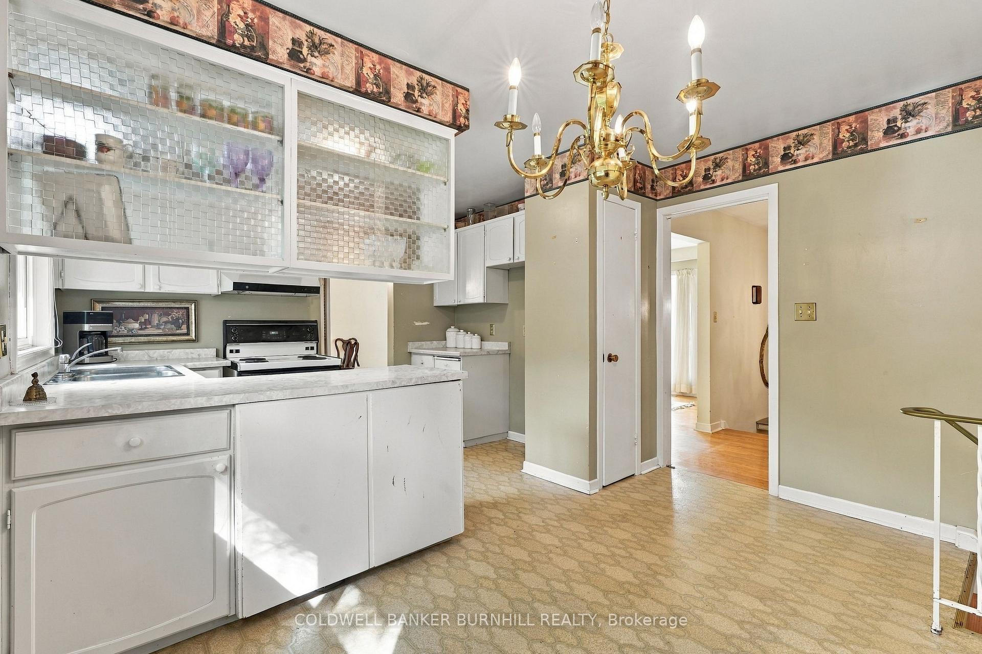 Photo 13 of 688 Cherrywood Drive, Burlington, LaSalle — HOMEH