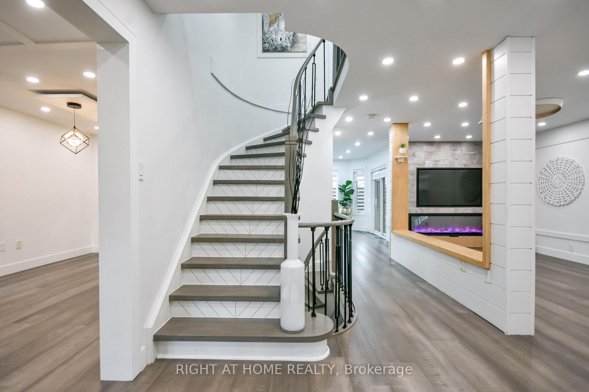 Photo 2 of 112 Birchwood Drive, Barrie, East Bayfield — HOMEH