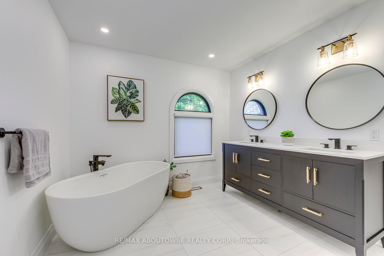Photo 33 of 54 Deerview Avenue, Hamilton, Ancaster — HOMEH