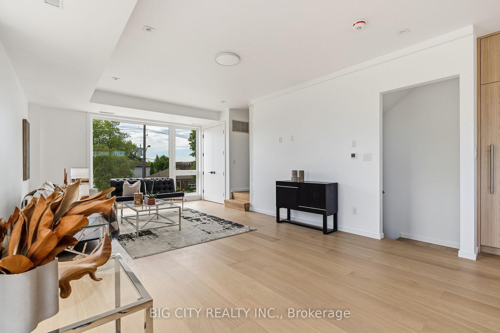 Photo 4 of Unit 3, 276 Lanor Avenue, Etobicoke, Alderwood — HOMEH