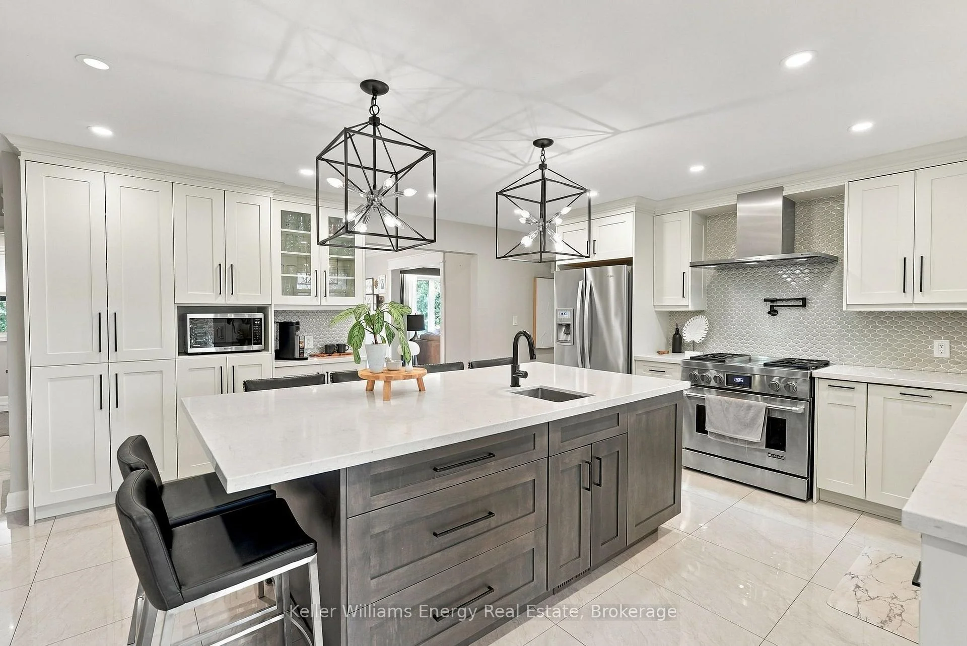 Photo 23 of 950 Swiss Heights, Oshawa, Pinecrest — HOMEH