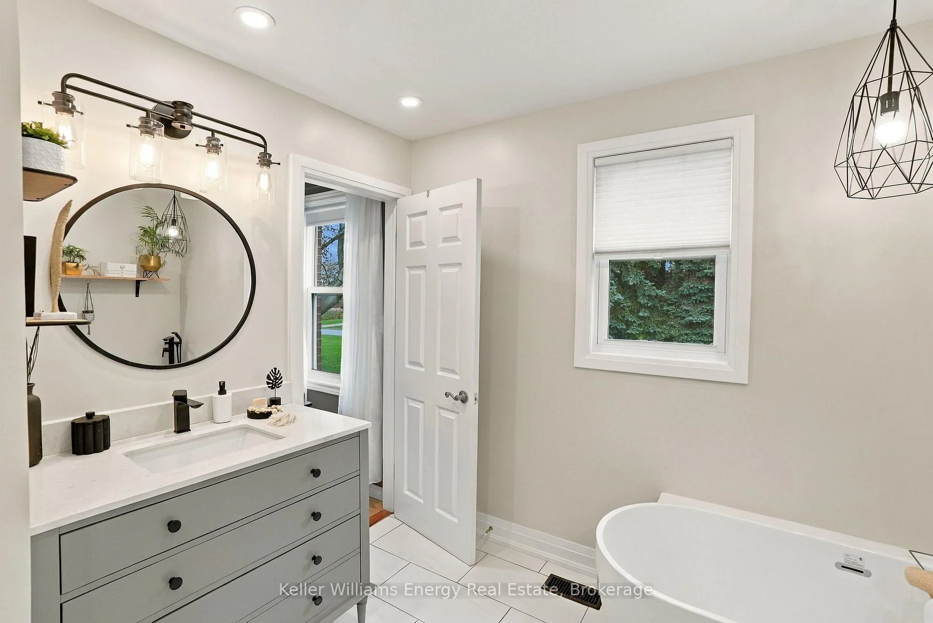 Photo 37 of 950 Swiss Heights, Oshawa, Pinecrest — HOMEH