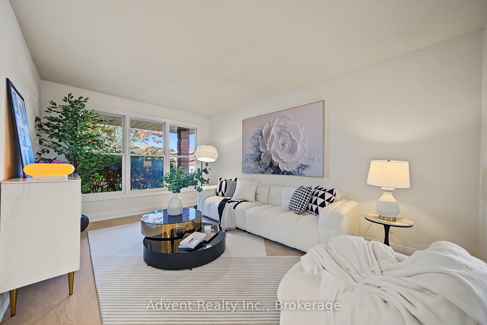 Photo 2 of 108 Valleyway Crescent, Vaughan, Maple — HOMEH