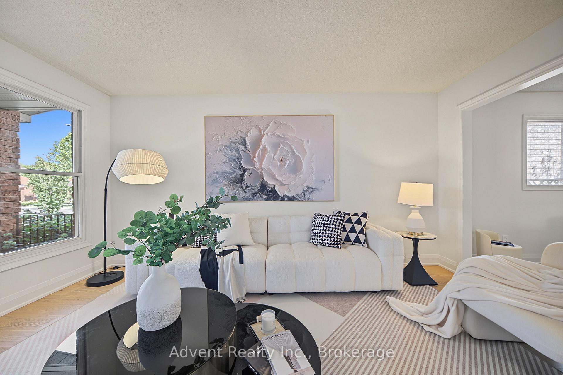 Photo 3 of 108 Valleyway Crescent, Vaughan, Maple — HOMEH