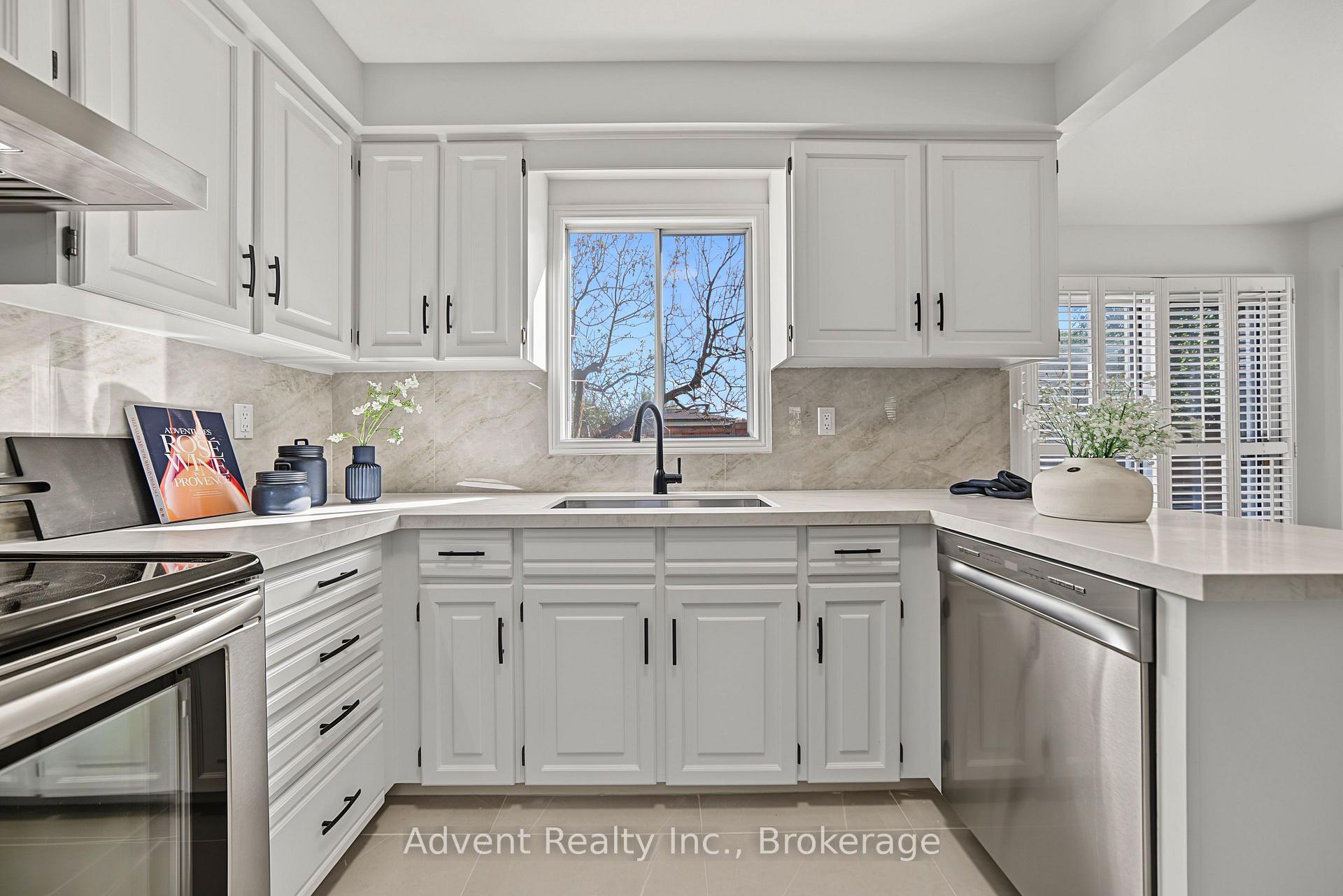 Photo 16 of 108 Valleyway Crescent, Vaughan, Maple — HOMEH