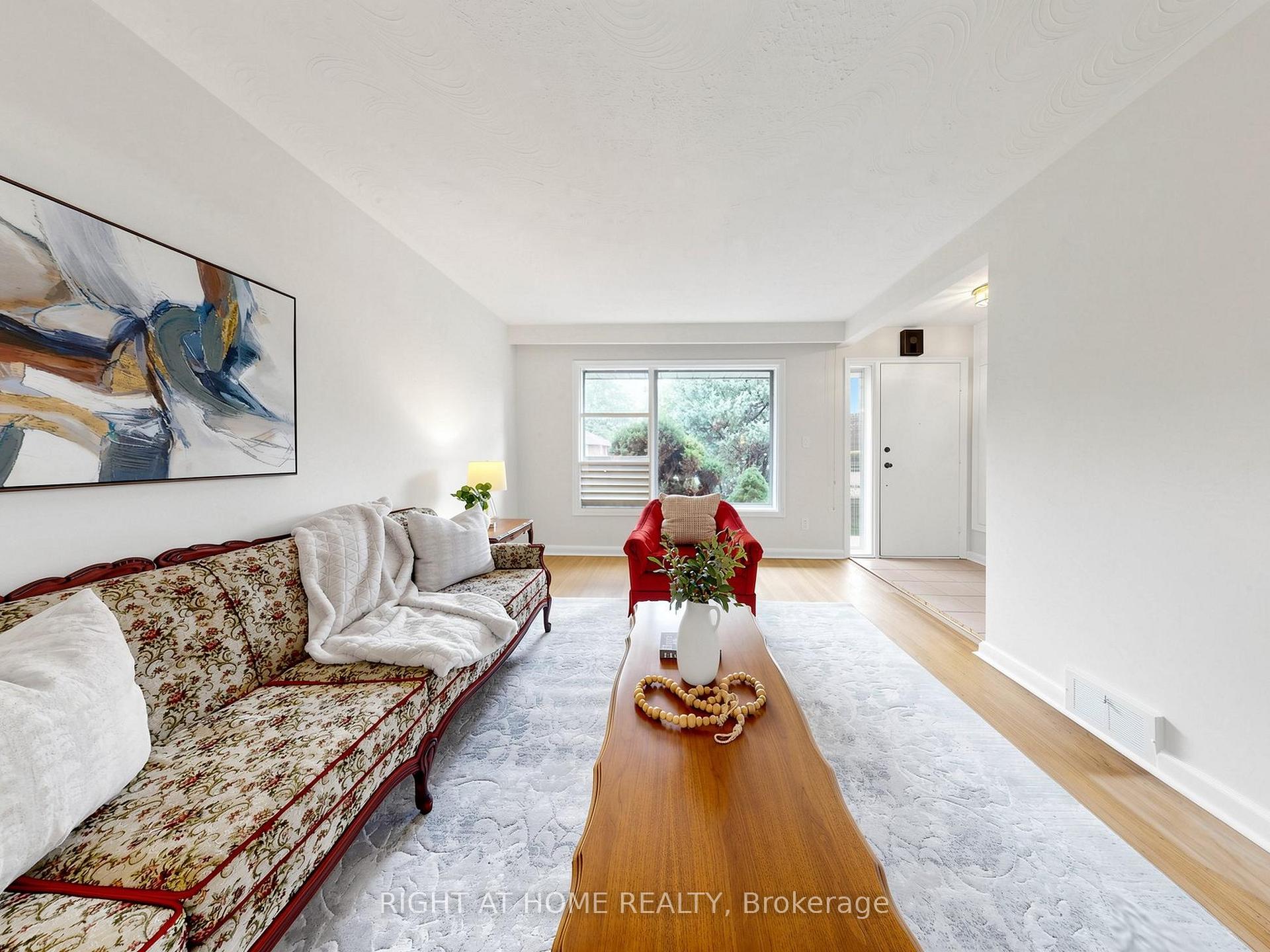 Photo 4 of 36 Joanna Drive E, Scarborough, Wexford-Maryvale — HOMEH