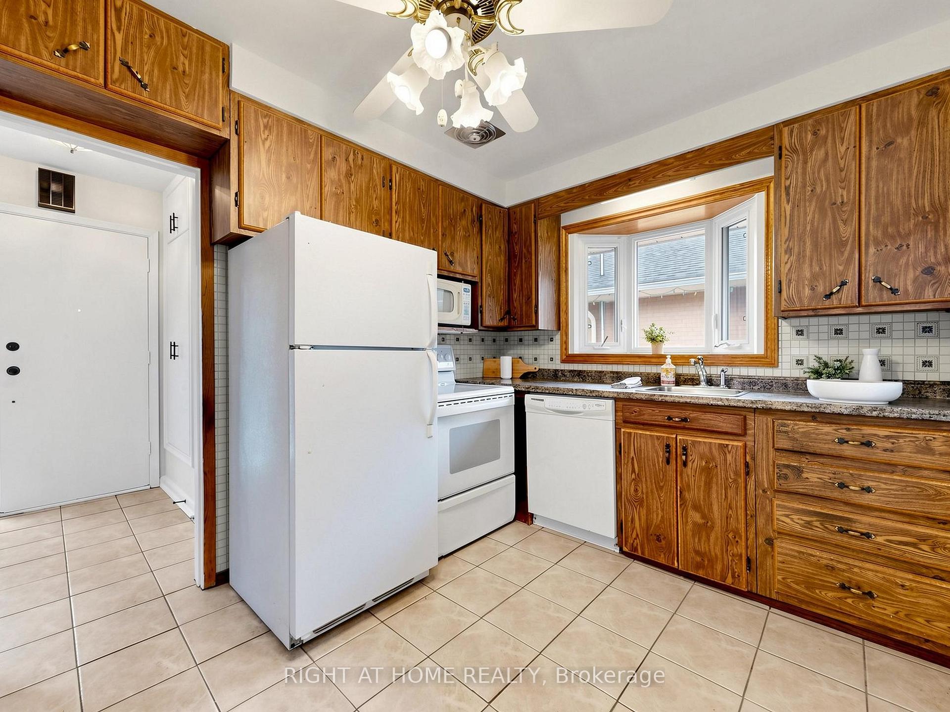 Photo 8 of 36 Joanna Drive E, Scarborough, Wexford-Maryvale — HOMEH