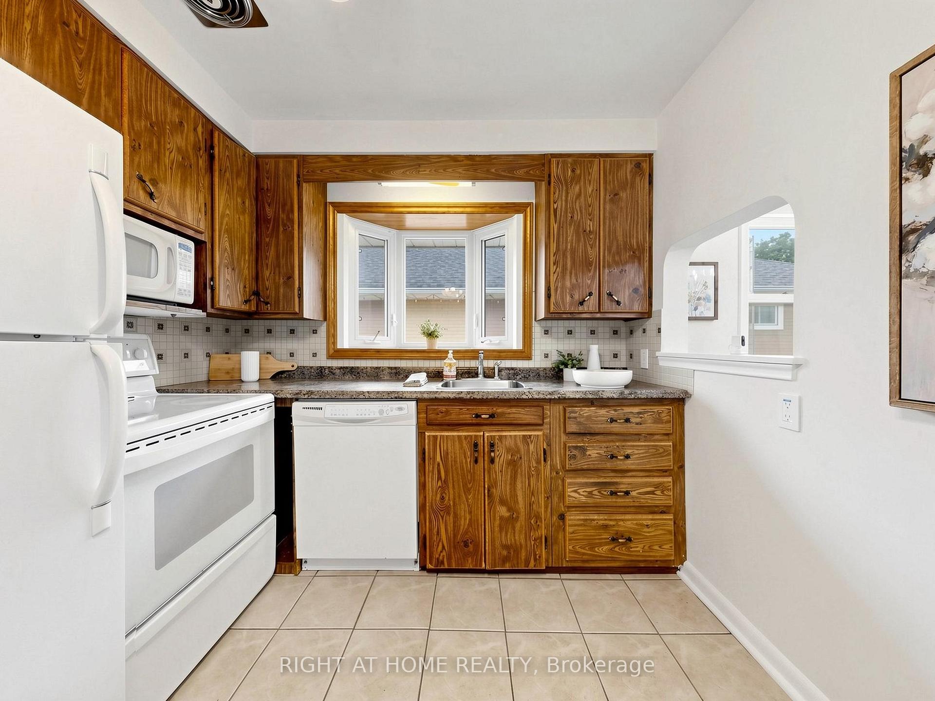 Photo 9 of 36 Joanna Drive E, Scarborough, Wexford-Maryvale — HOMEH