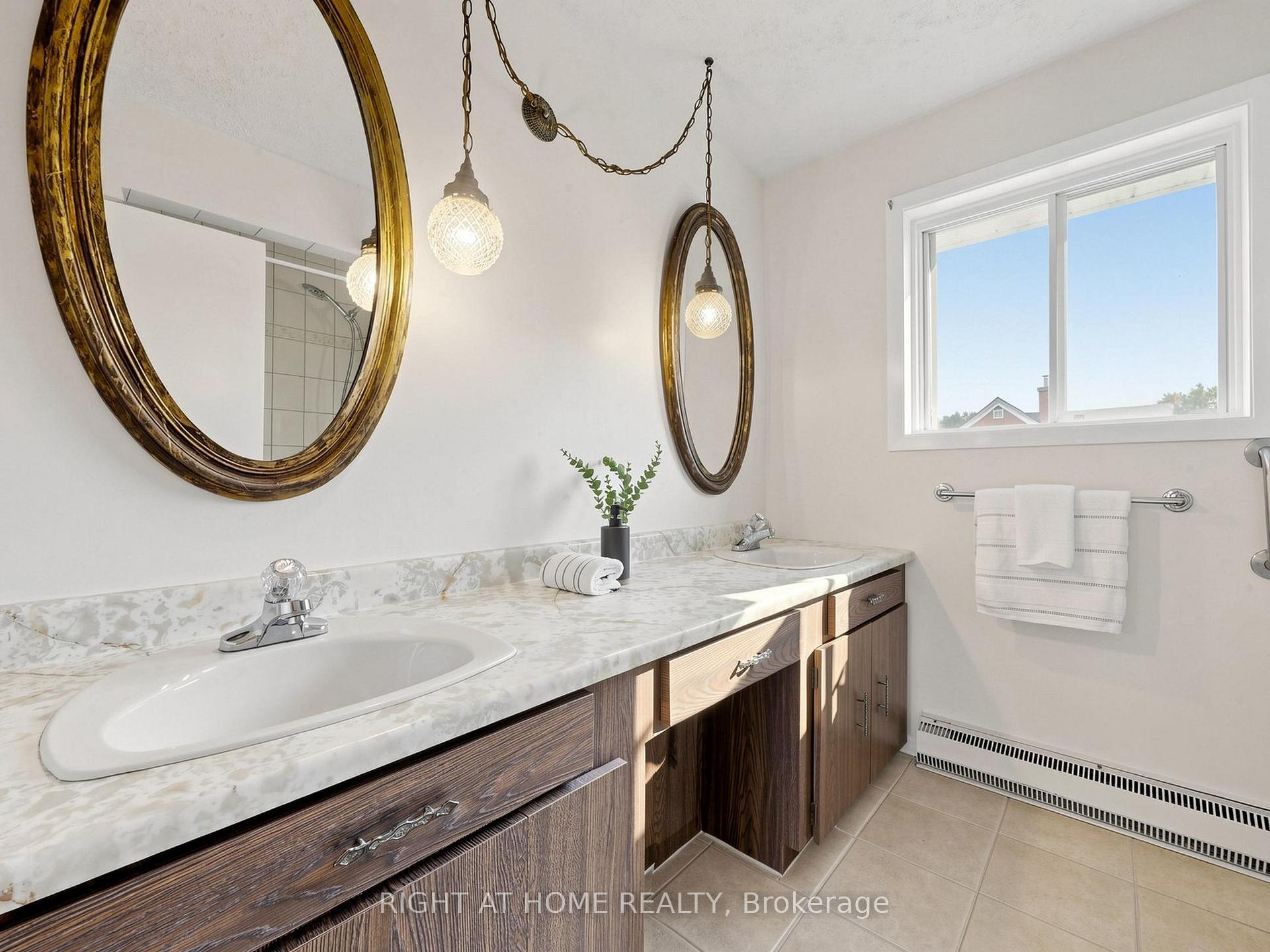 Photo 21 of 36 Joanna Drive E, Scarborough, Wexford-Maryvale — HOMEH