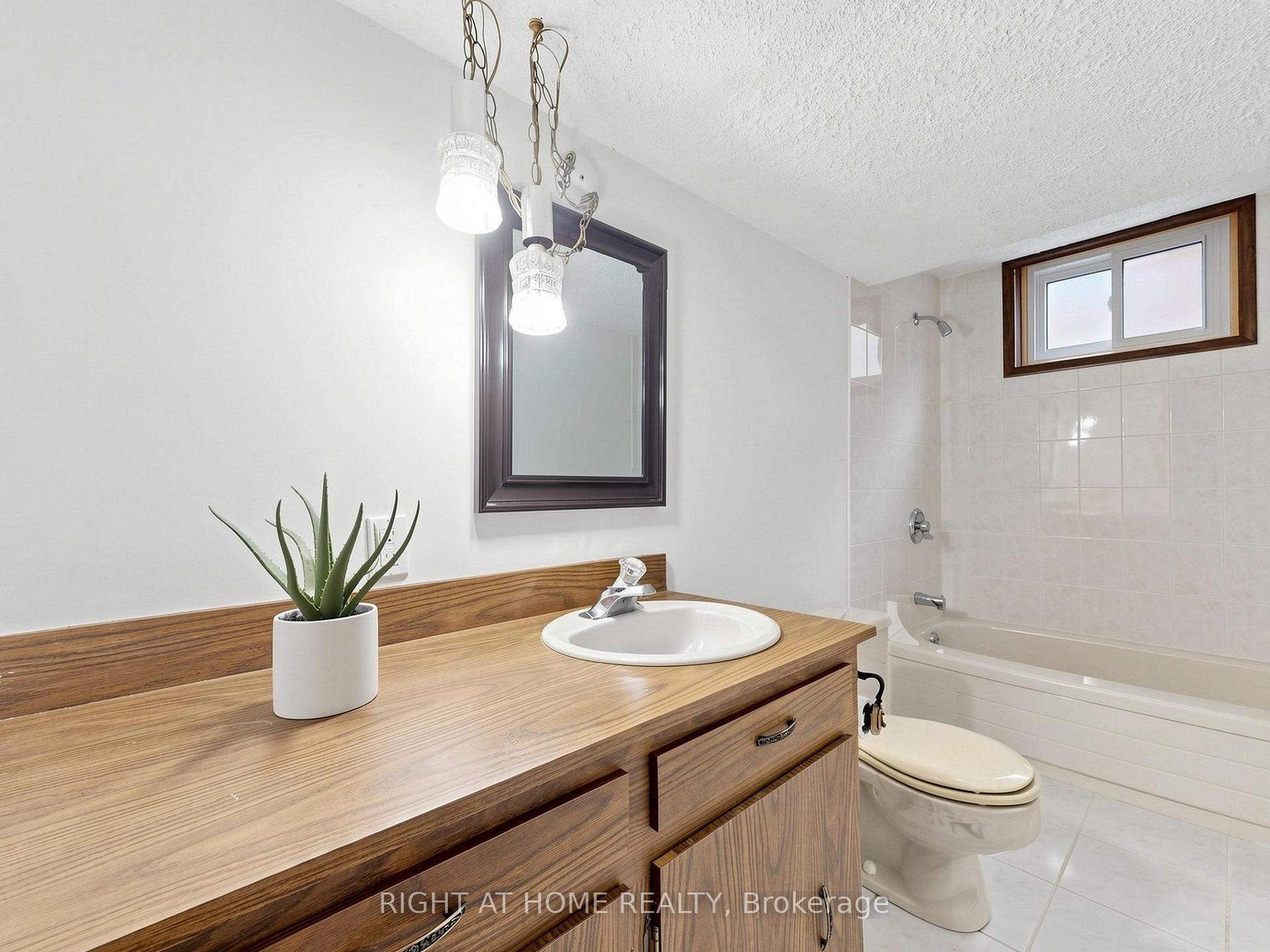 Photo 27 of 36 Joanna Drive E, Scarborough, Wexford-Maryvale — HOMEH