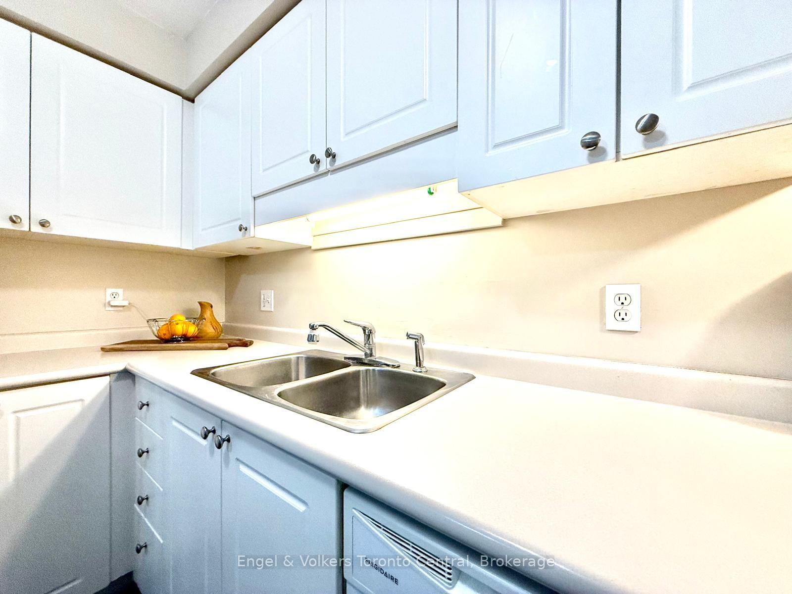 Photo 13 of Unit 9, 920 Edinburgh Road S, Guelph, Kortright West — HOMEH