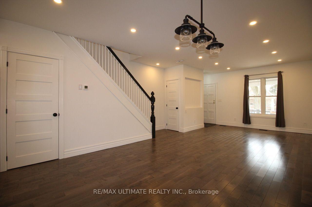 Photo of Unit Upper, 122 Boultbee Avenue