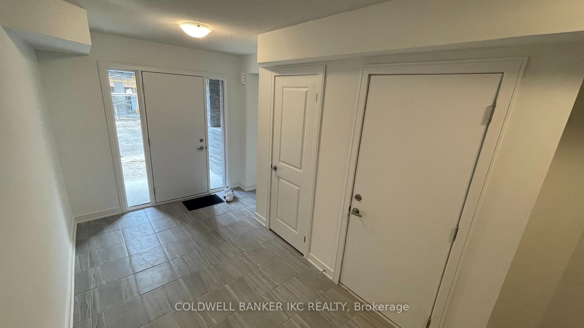 Photo 3 of 54 Red Maple Lane, Barrie, Innis-Shore — HOMEH