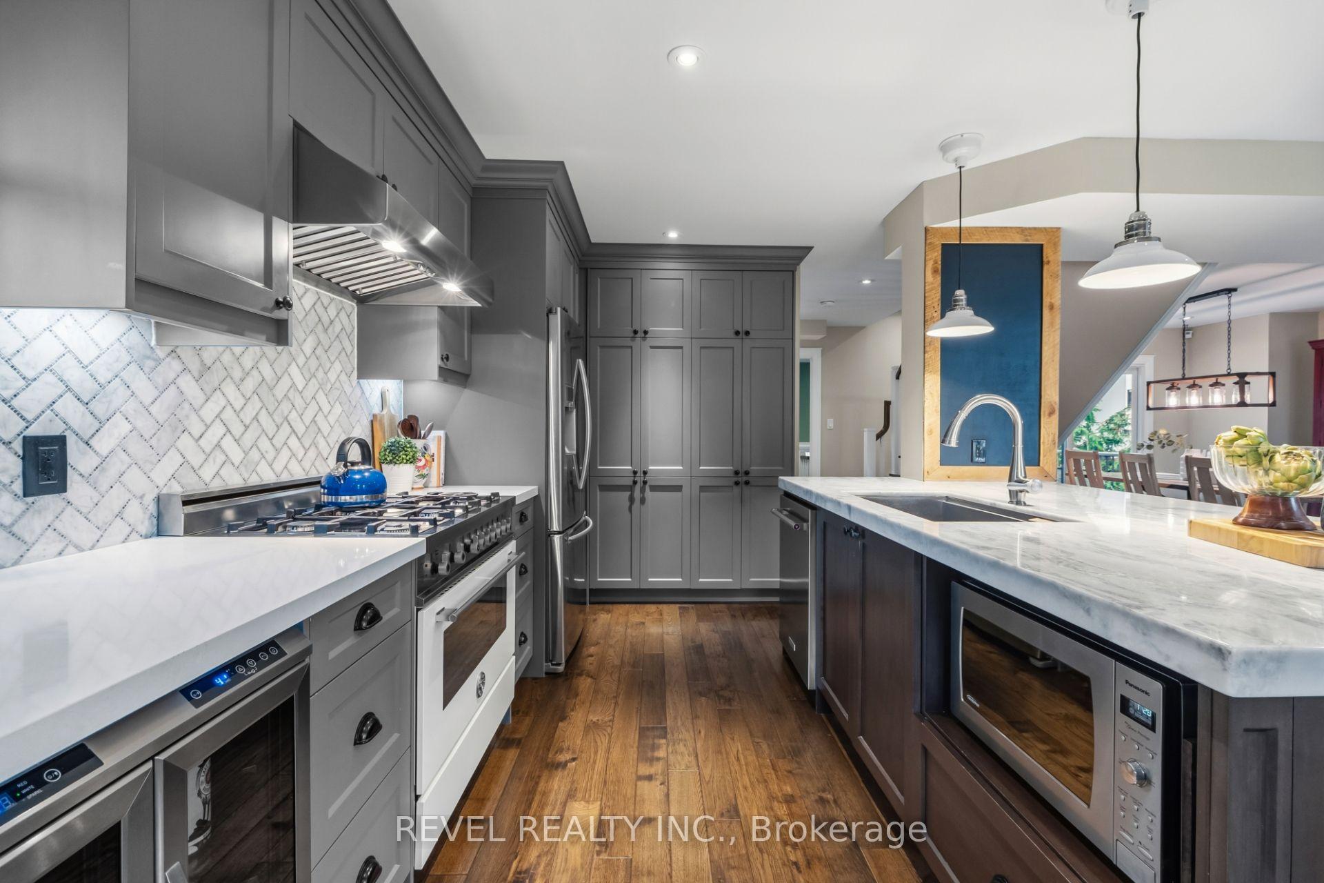 Photo 4 of 36 Earl Street, Mississauga, Streetsville — HOMEH