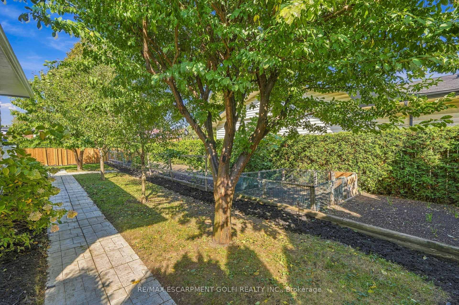 Photo 24 of 11 Dawn Road, St. Catharines, Lakeport — HOMEH