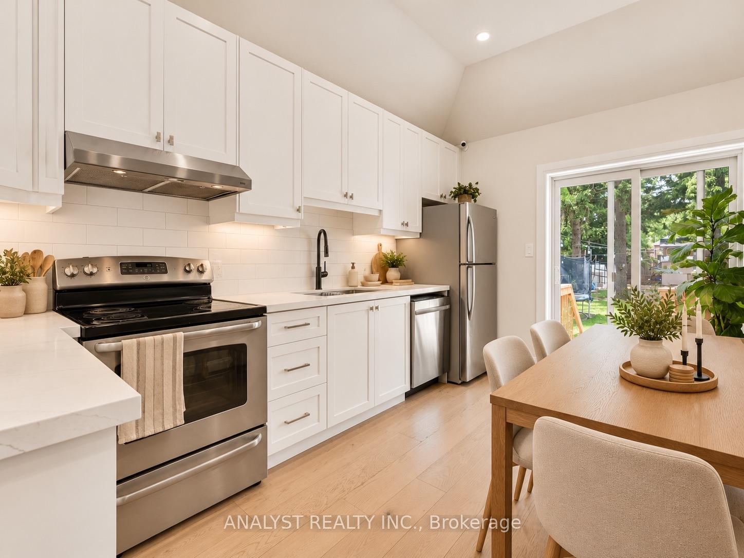 Photo 9 of 42 Smithfield Drive, Etobicoke, Stonegate-Queensway — HOMEH
