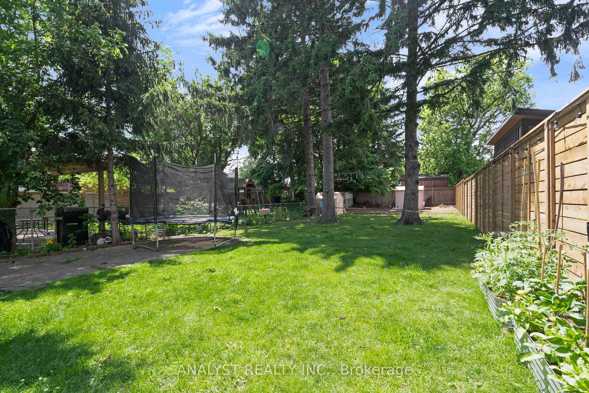 Photo 21 of 42 Smithfield Drive, Etobicoke, Stonegate-Queensway — HOMEH