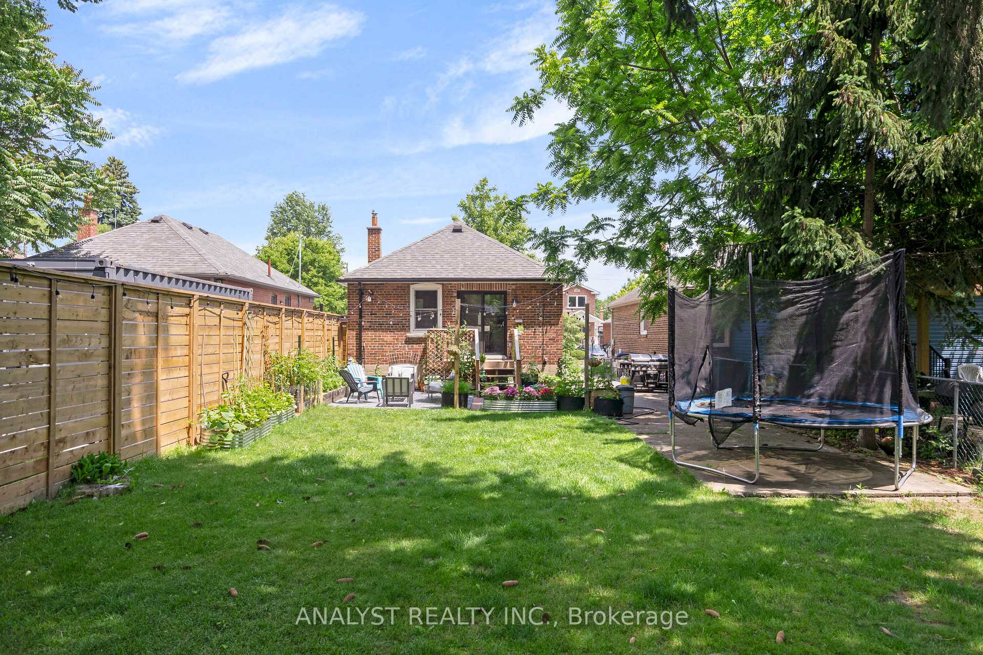 Photo 23 of 42 Smithfield Drive, Etobicoke, Stonegate-Queensway — HOMEH
