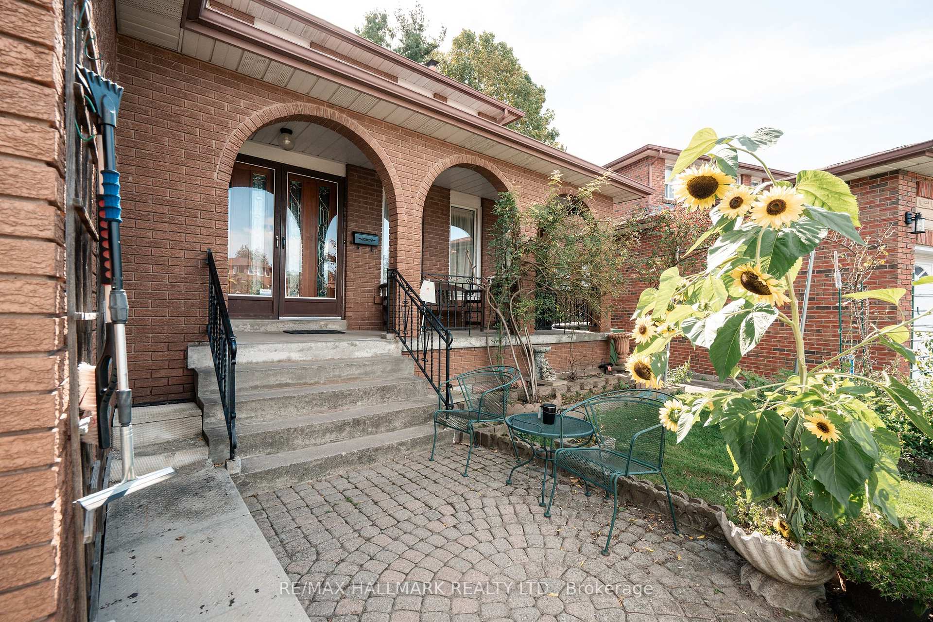 Photo 2 of 16 Ascolda Boulevard, Scarborough, Eglinton East — HOMEH