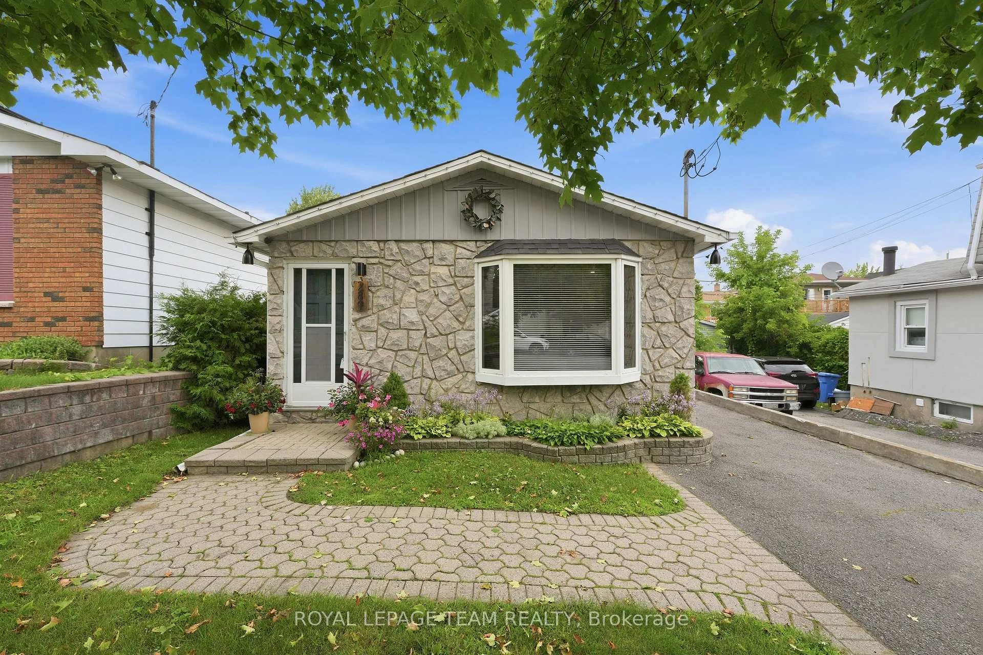 Photo 2 of 289 Montfort Street, Ottawa, Vanier — HOMEH