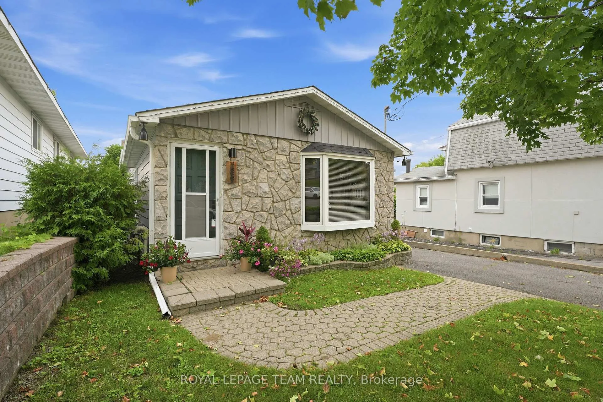 Photo 3 of 289 Montfort Street, Ottawa, Vanier — HOMEH