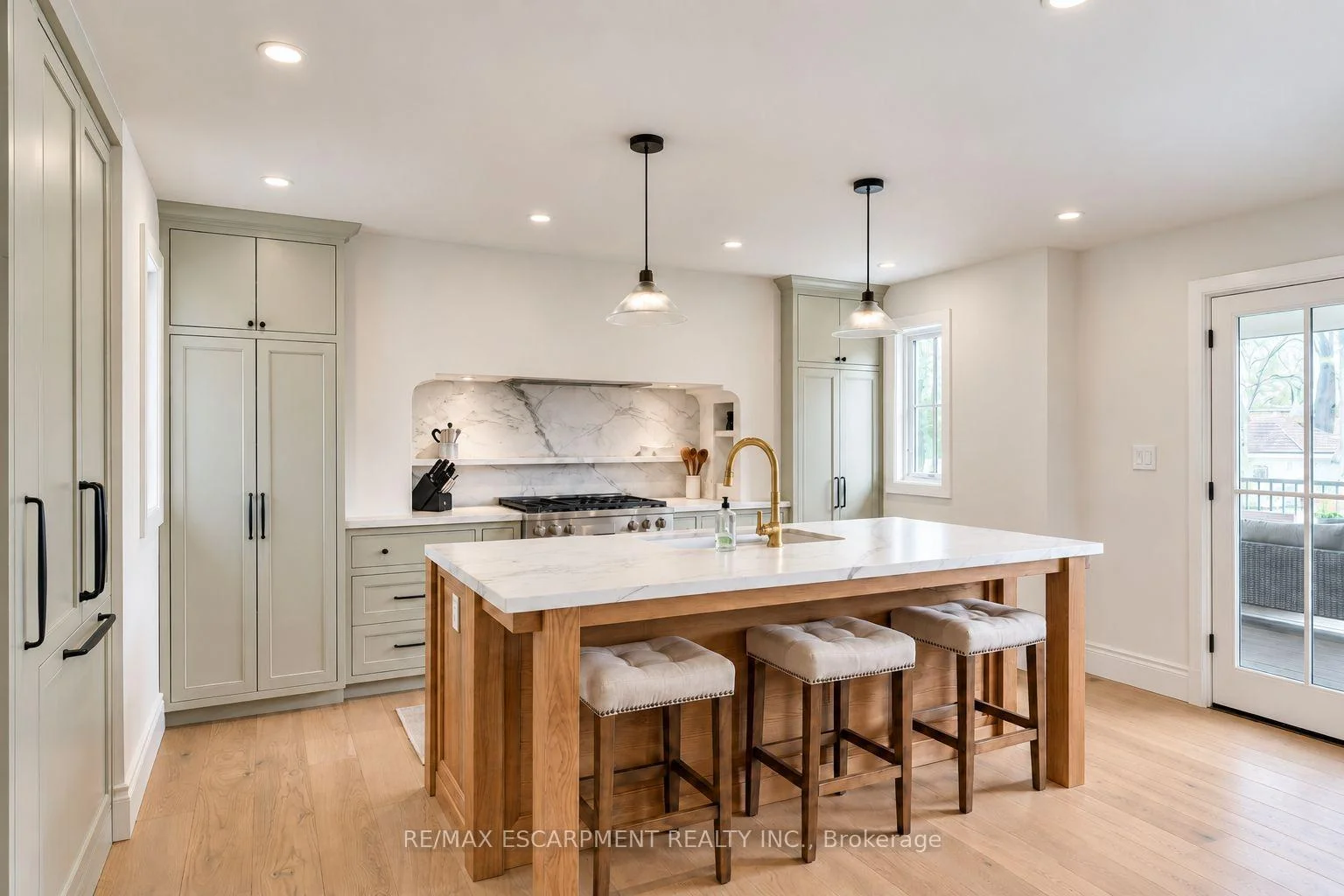 Photo of 890 Forest Glen Avenue