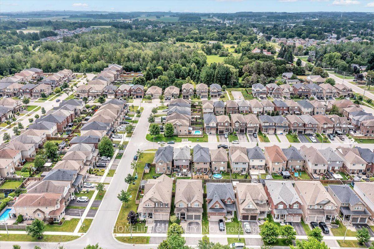 Photo 4 of 47 Holyrod Drive, Clarington, Courtice — HOMEH