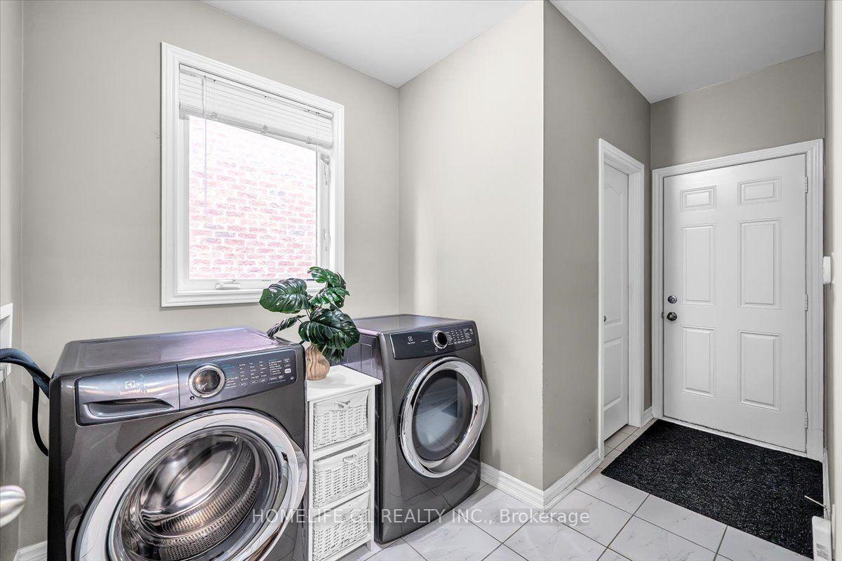Photo 13 of 47 Holyrod Drive, Clarington, Courtice — HOMEH