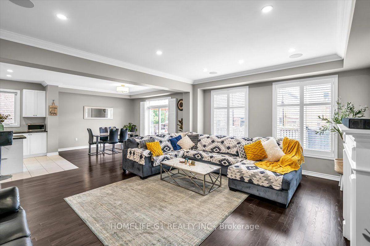 Photo 16 of 47 Holyrod Drive, Clarington, Courtice — HOMEH