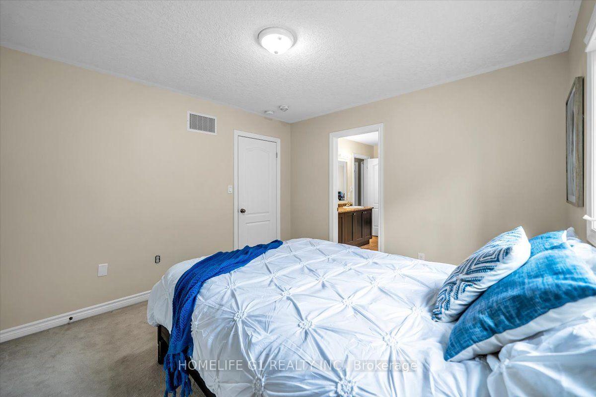 Photo 33 of 47 Holyrod Drive, Clarington, Courtice — HOMEH