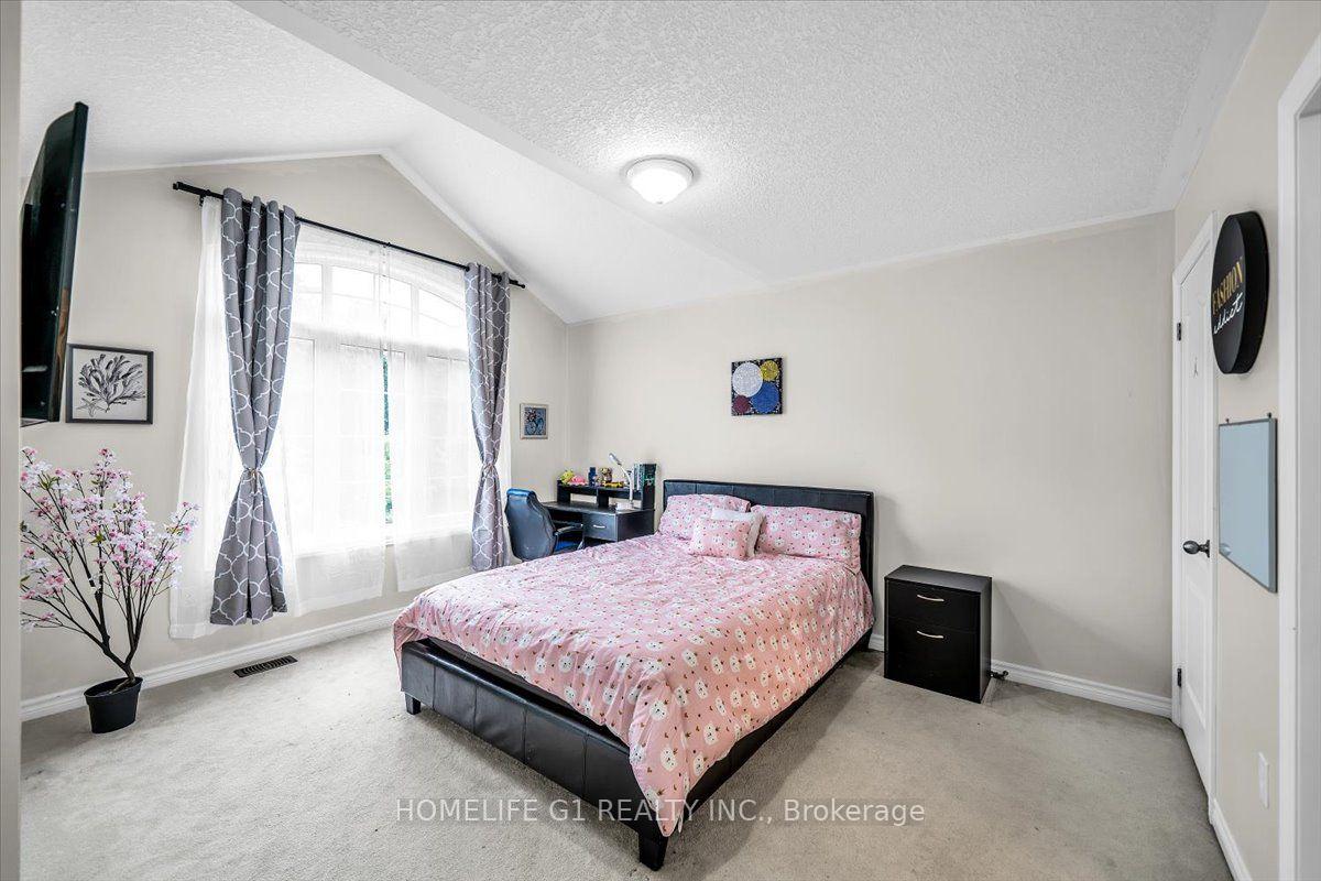 Photo 37 of 47 Holyrod Drive, Clarington, Courtice — HOMEH