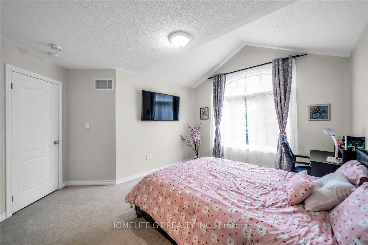 Photo 38 of 47 Holyrod Drive, Clarington, Courtice — HOMEH
