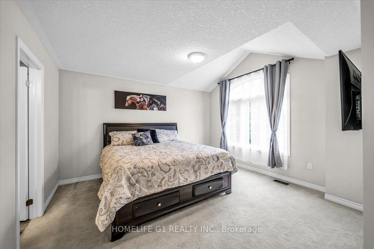 Photo 39 of 47 Holyrod Drive, Clarington, Courtice — HOMEH
