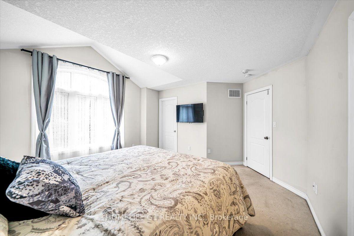 Photo 40 of 47 Holyrod Drive, Clarington, Courtice — HOMEH