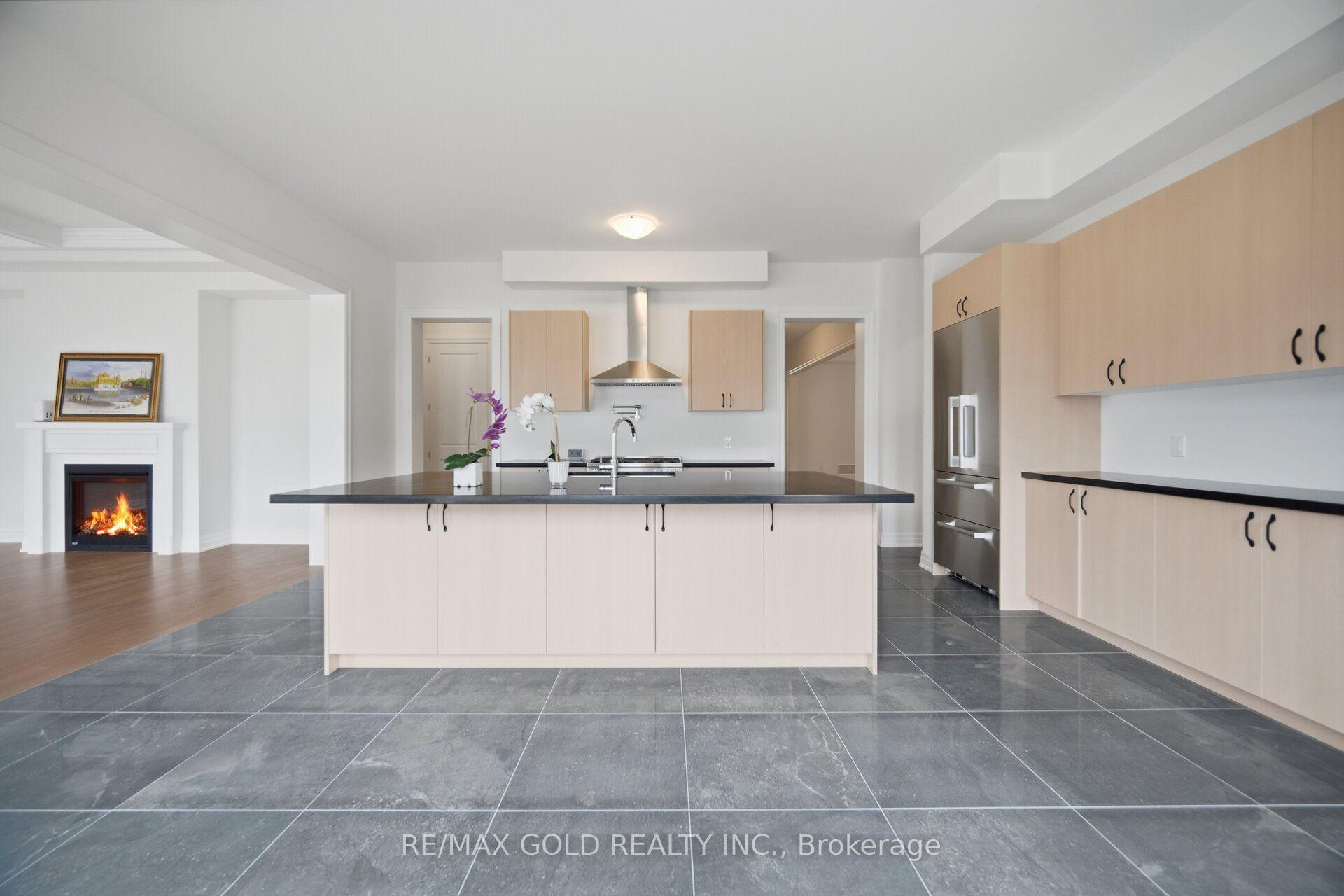 Photo 13 of 17 Mosswood Trail, Brampton, Vales of Castlemore — HOMEH