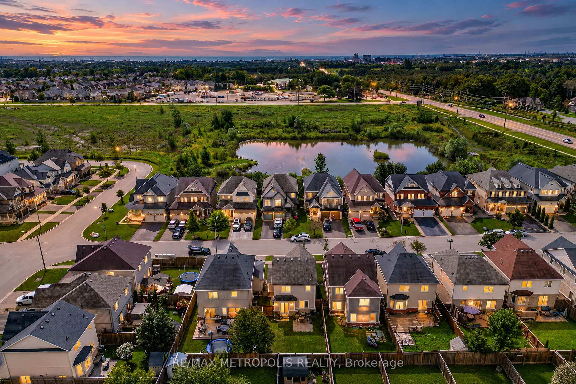 Photo 4 of 14 Richard Davies Crescent, Clarington, Bowmanville — HOMEH