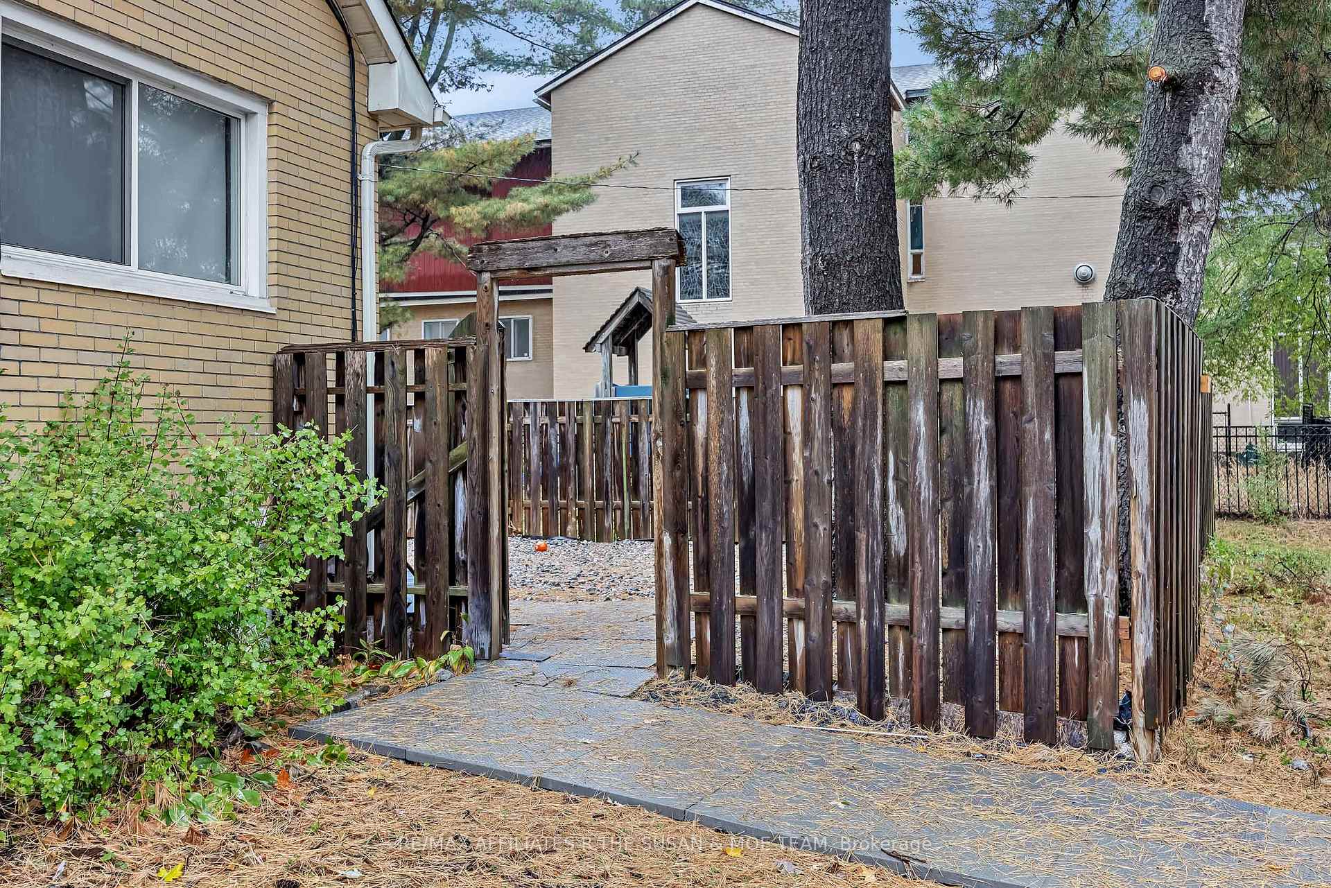Photo 1 of 2131 Neepawa Avenue, Ottawa, Carlingwood — HOMEH