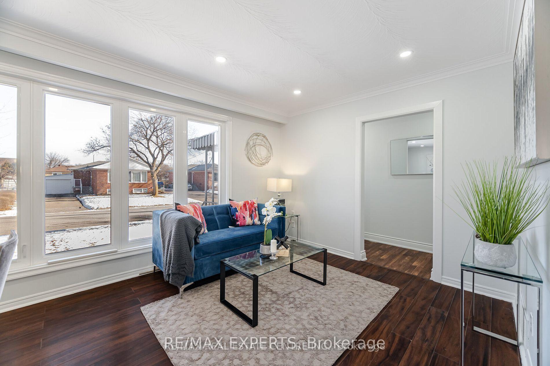 Photo 5 of 35 Edgemont Drive, Brampton, Brampton North — HOMEH