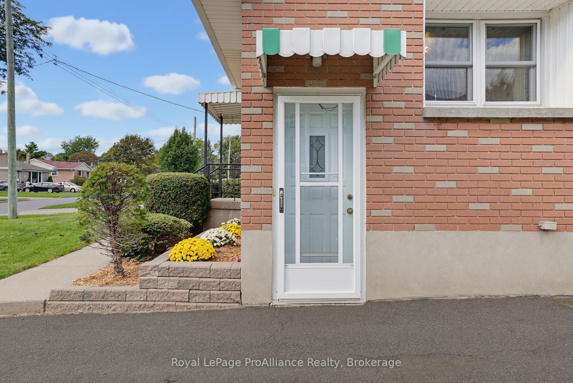 Photo 4 of 64 Elizabeth Crescent, Belleville, Belleville Ward — HOMEH