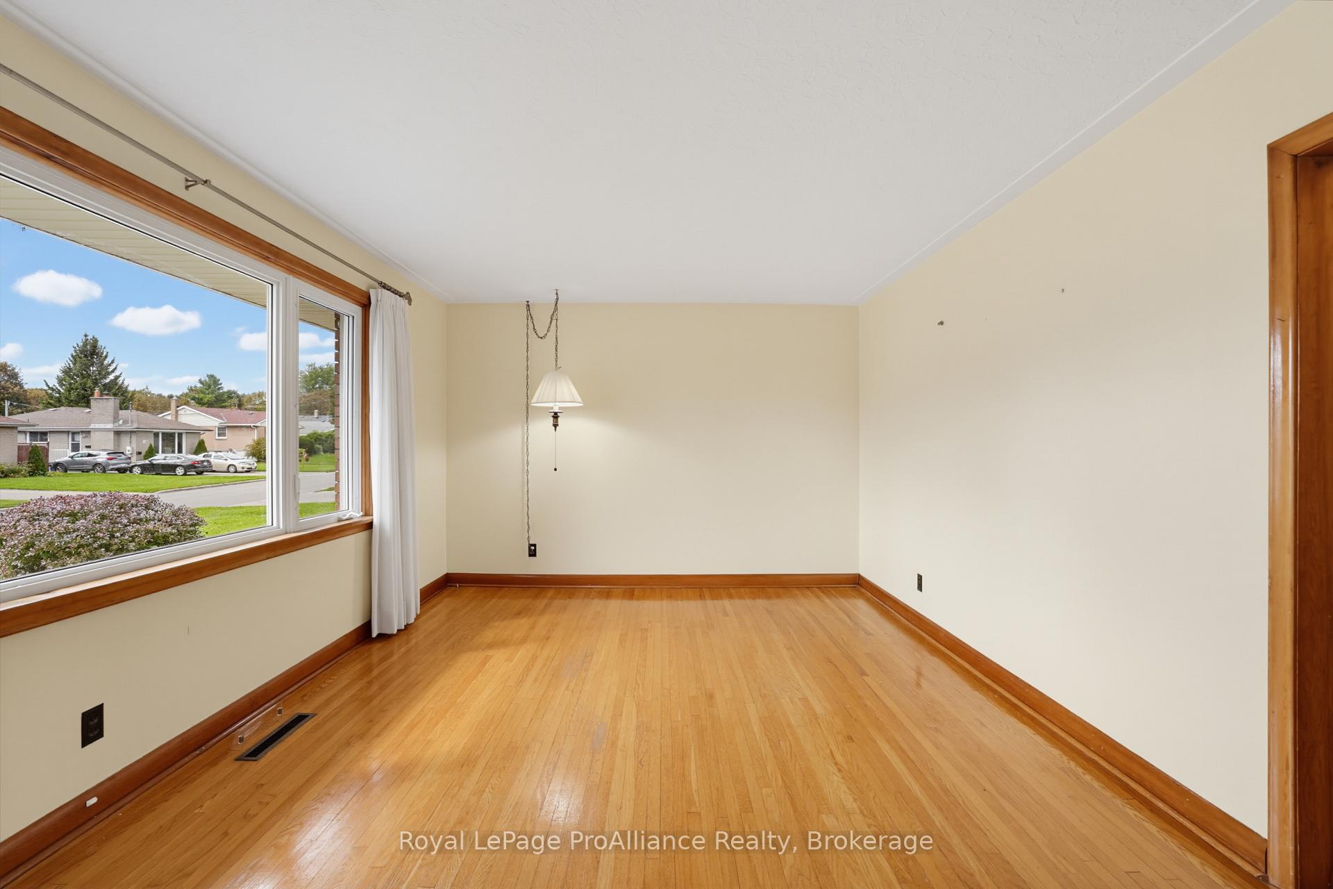 Photo 6 of 64 Elizabeth Crescent, Belleville, Belleville Ward — HOMEH