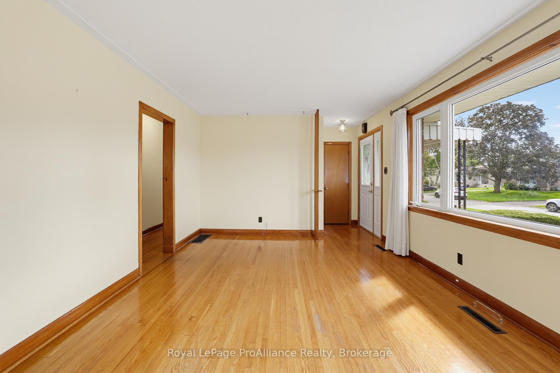 Photo 8 of 64 Elizabeth Crescent, Belleville, Belleville Ward — HOMEH