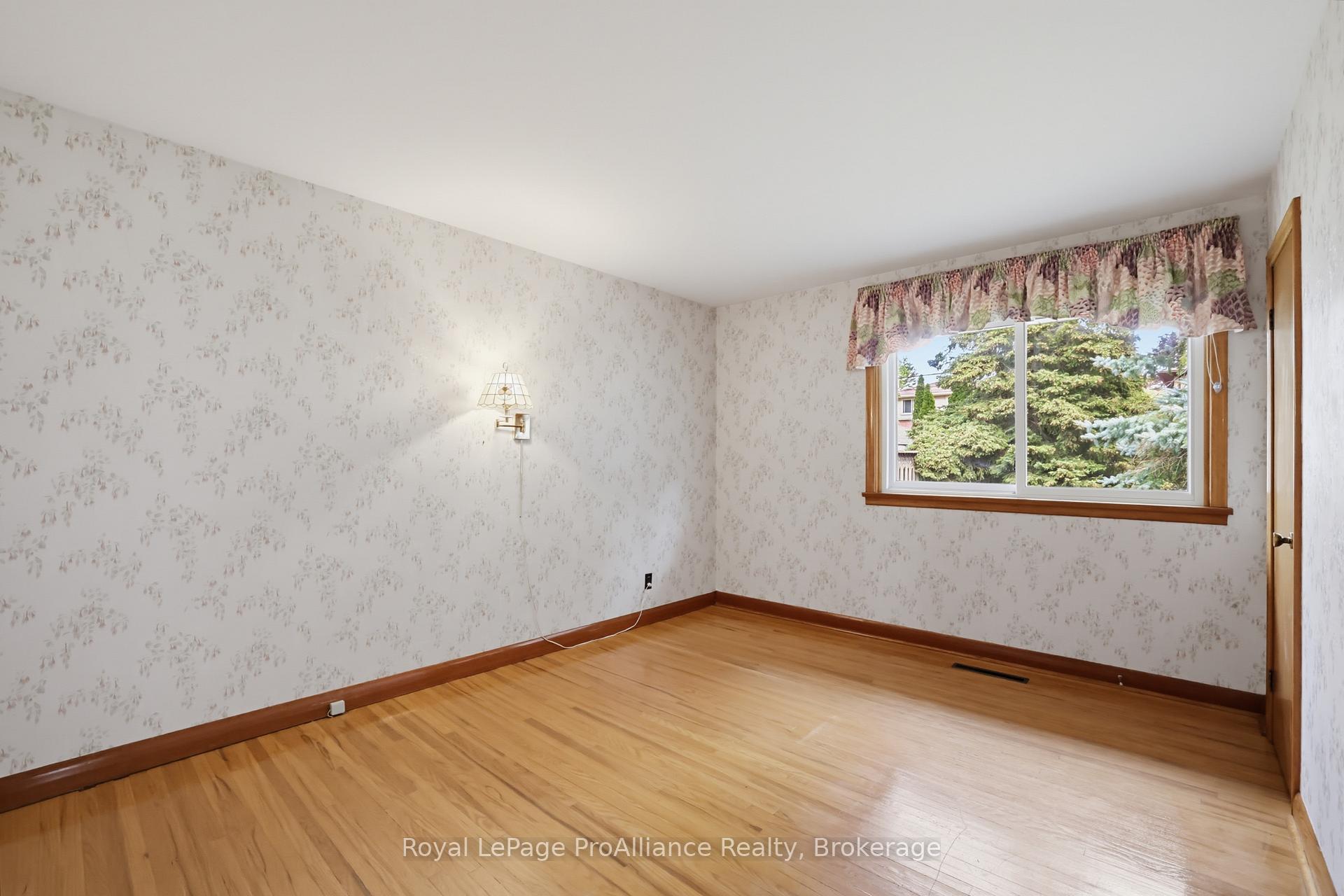 Photo 10 of 64 Elizabeth Crescent, Belleville, Belleville Ward — HOMEH