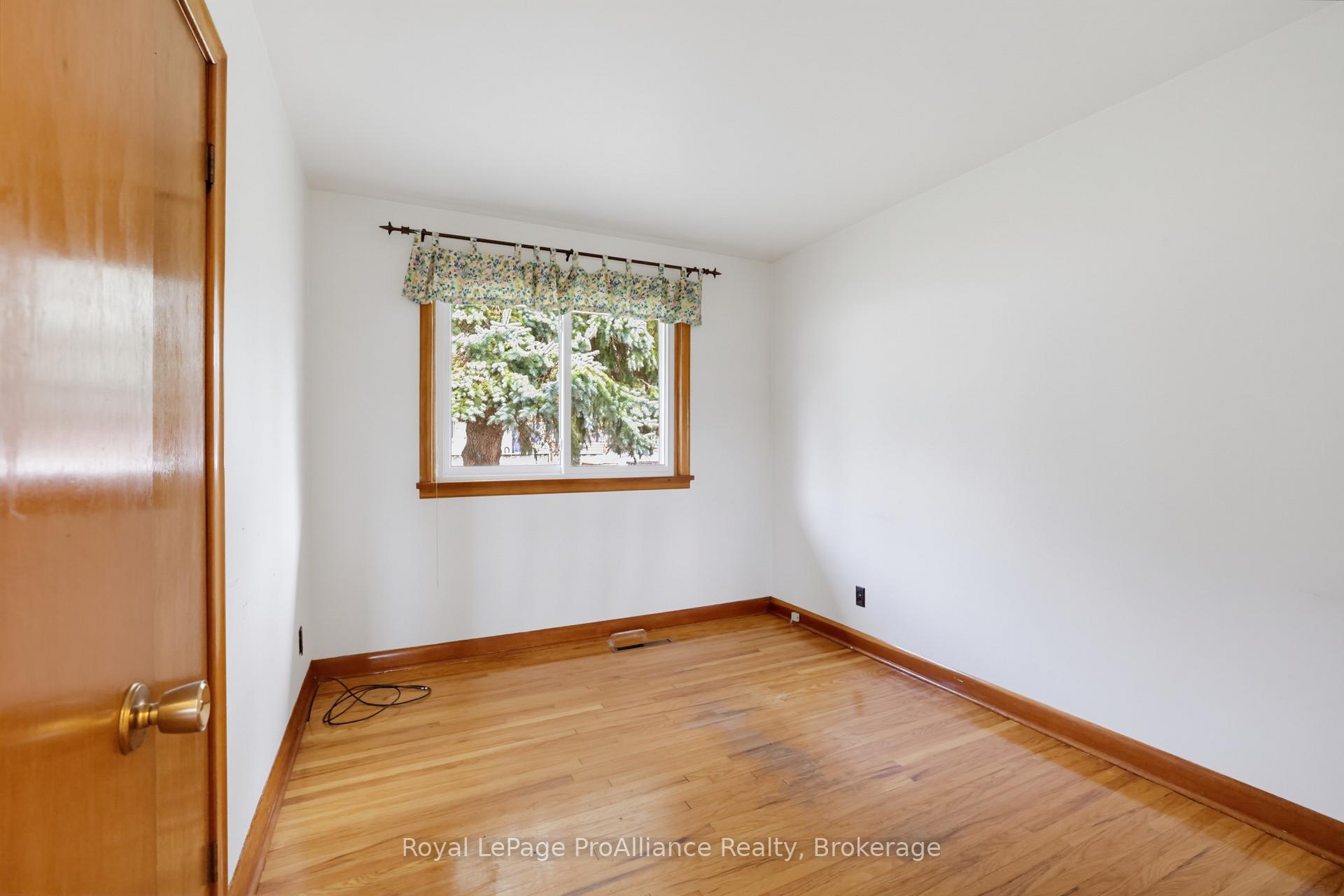 Photo 14 of 64 Elizabeth Crescent, Belleville, Belleville Ward — HOMEH