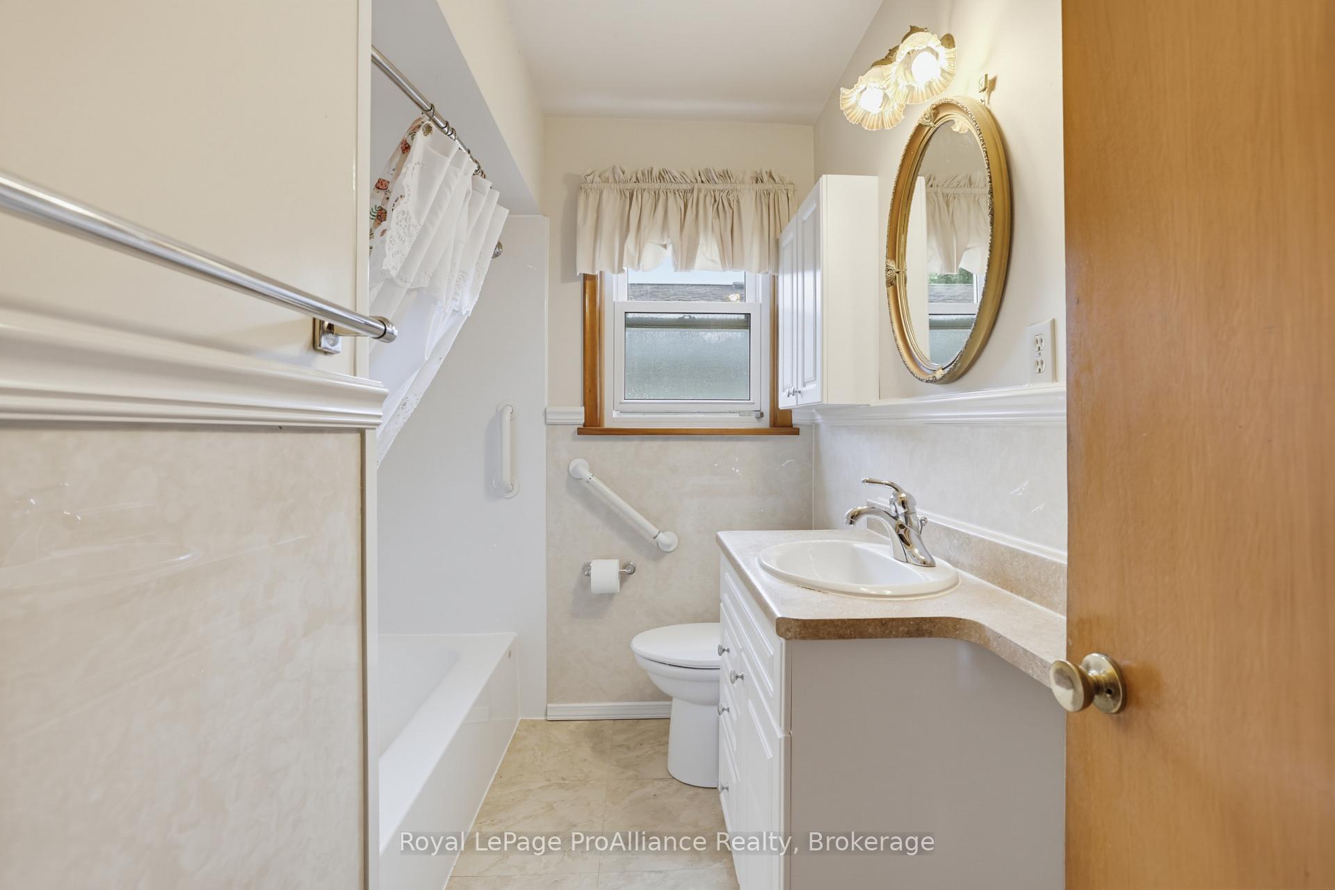 Photo 15 of 64 Elizabeth Crescent, Belleville, Belleville Ward — HOMEH