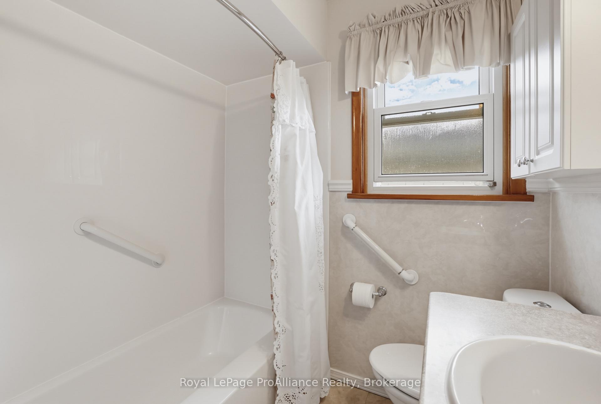 Photo 17 of 64 Elizabeth Crescent, Belleville, Belleville Ward — HOMEH