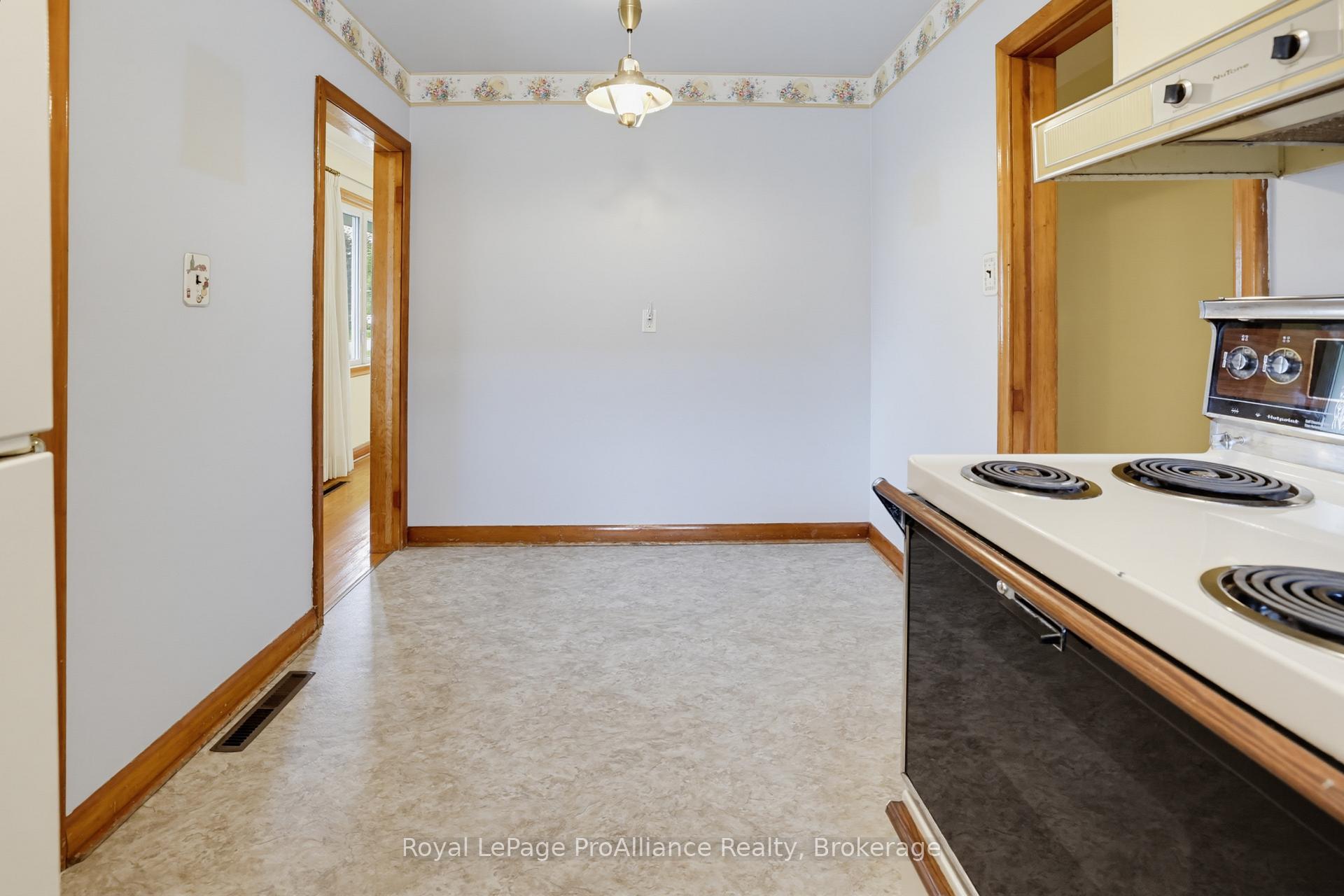 Photo 19 of 64 Elizabeth Crescent, Belleville, Belleville Ward — HOMEH