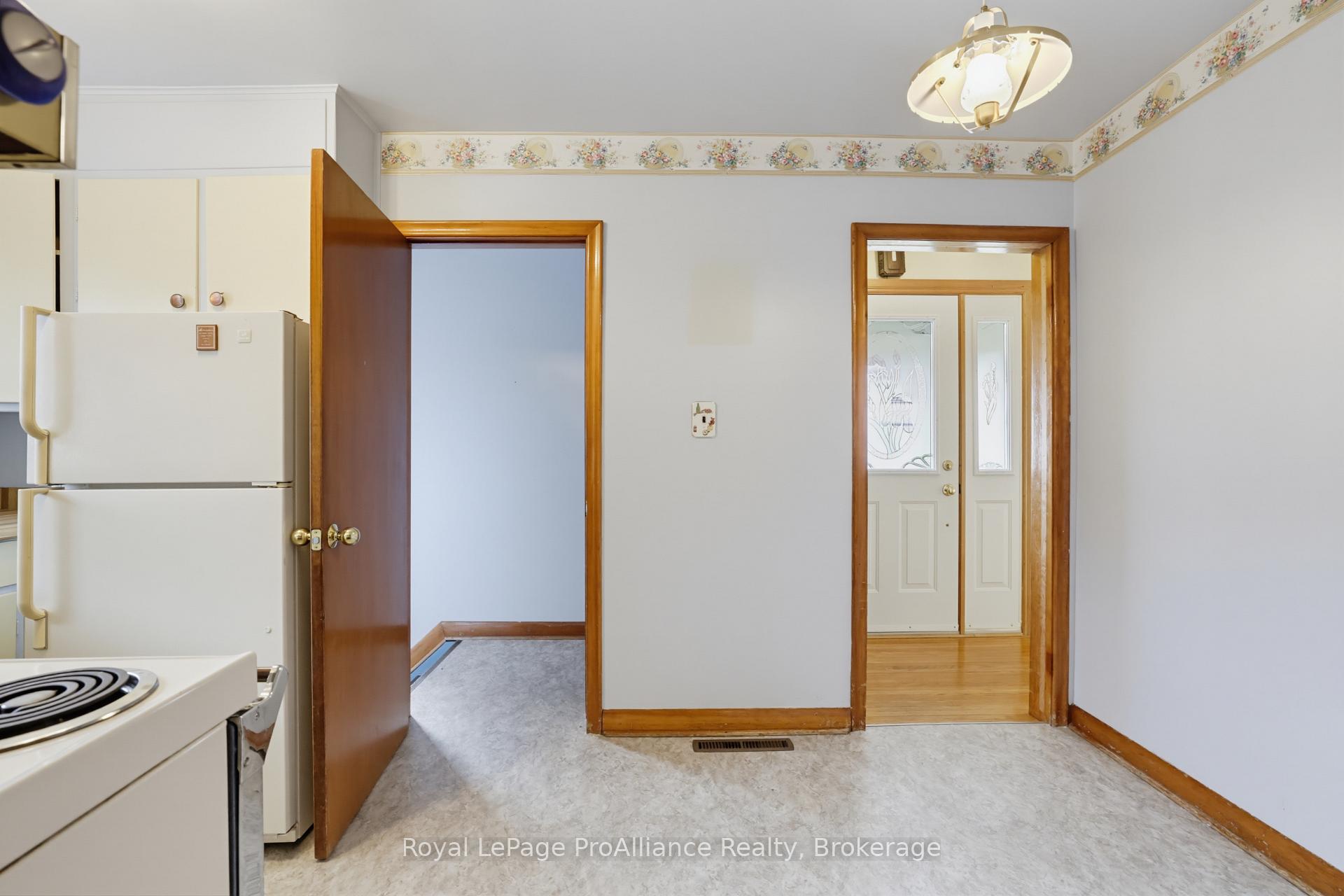 Photo 22 of 64 Elizabeth Crescent, Belleville, Belleville Ward — HOMEH