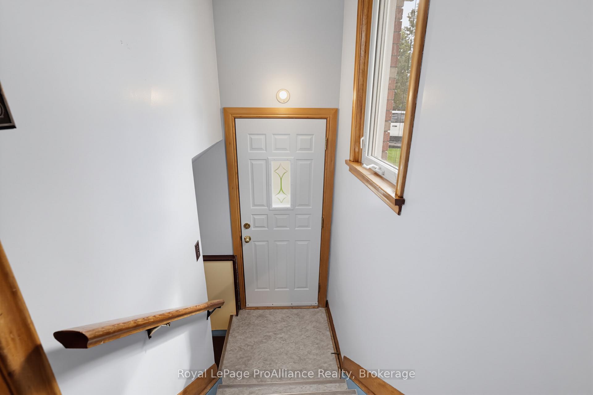Photo 23 of 64 Elizabeth Crescent, Belleville, Belleville Ward — HOMEH