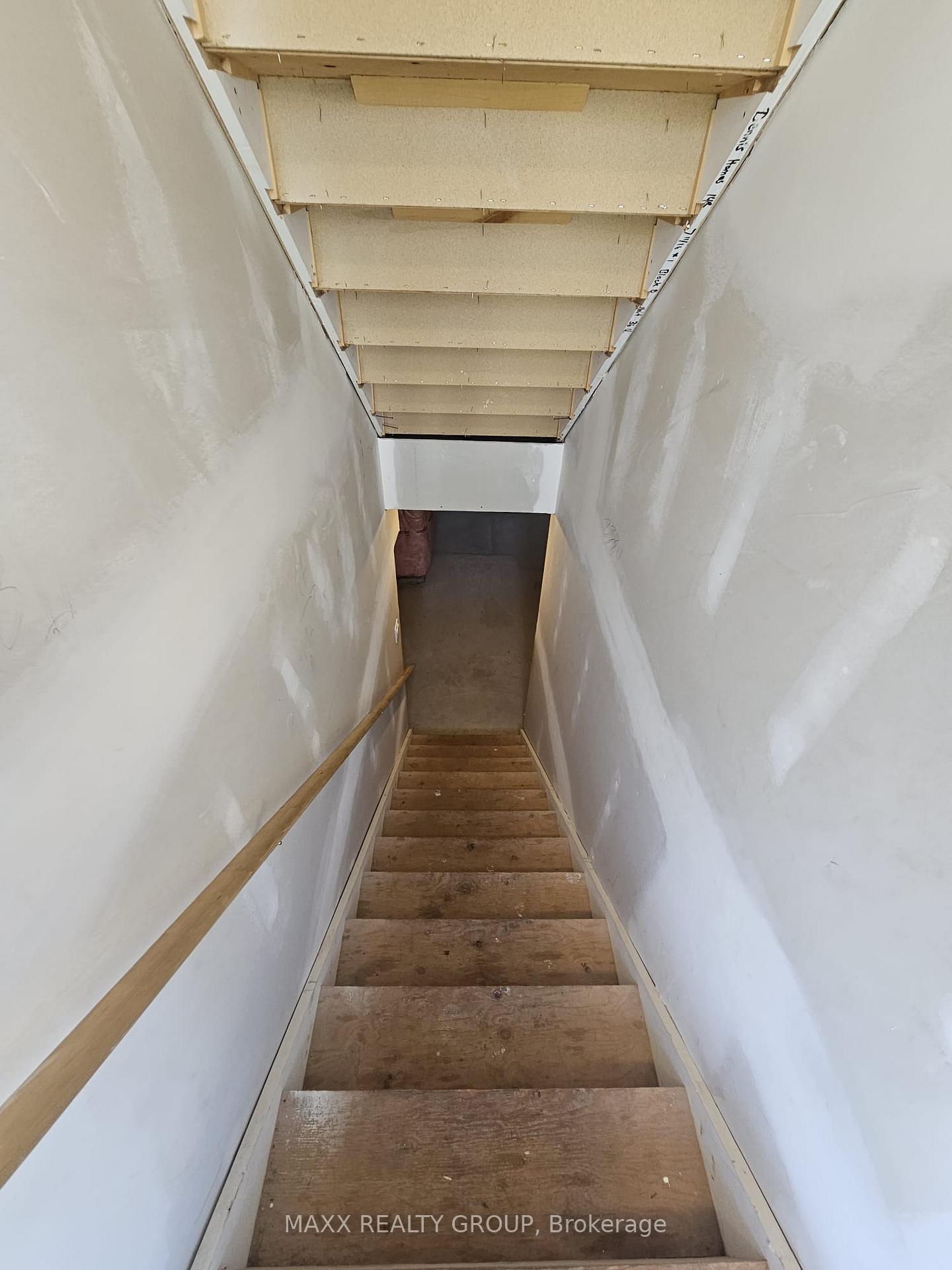 Photo 33 of Unit 36, 122 Highriver Trail, Welland, Broadway — HOMEH
